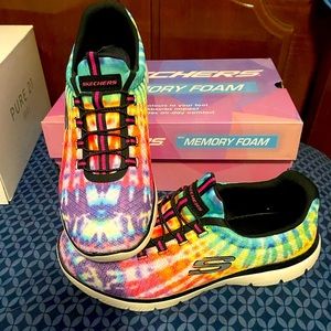 Size 8.5 Skechers memory foam slip on tennis shoes